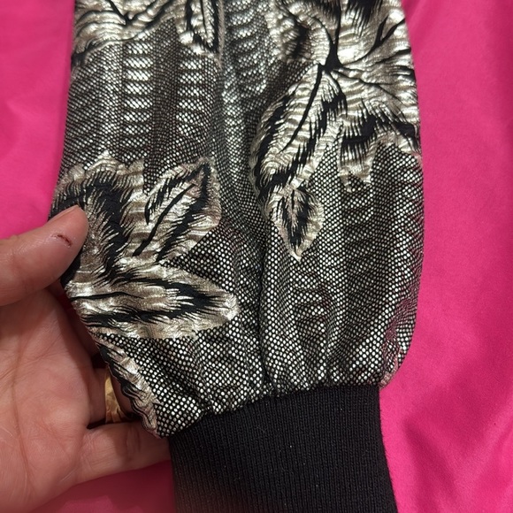 (A3)JUDY BOND PETITE,Vintage light sweater,Sz 4P
Black Golden Silver Long Sleeve - Picture 9 of 11